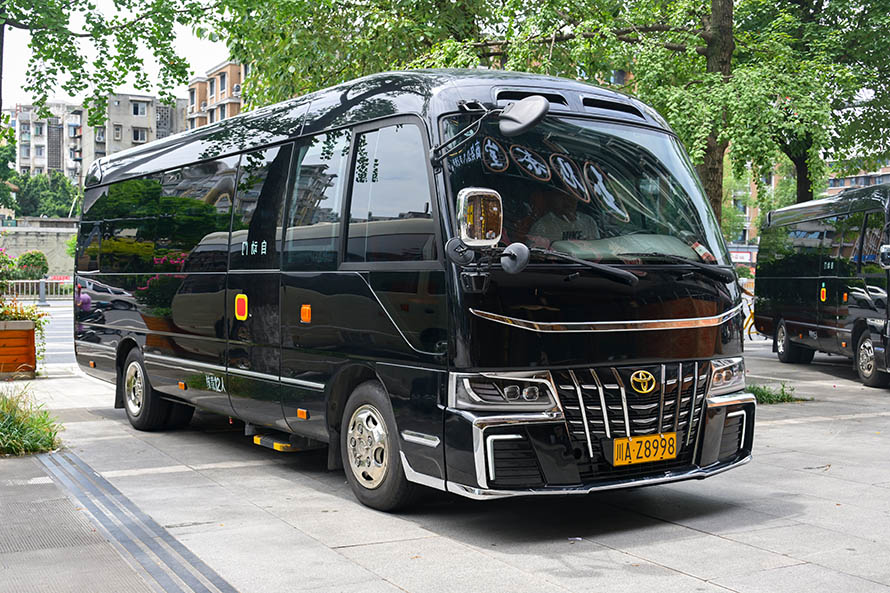 成都租车;成都租丰田考斯特;黑金刚.jpg